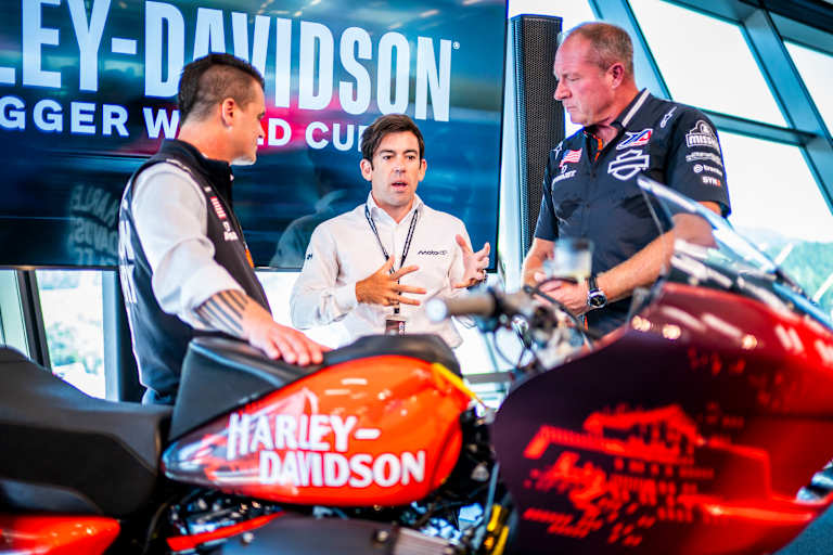 Ezpeleta (Mitte) mit Jeff Schuessler und Kolja Rebstock von Harley-Davidson