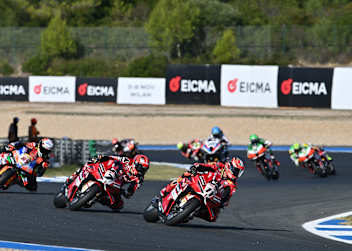 Nur in der Anfangsphase war das Superbike-Feld dicht beisammen.