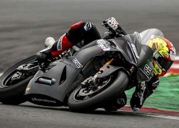Philipp Öttl auf der neuen Ducati Panigale V2