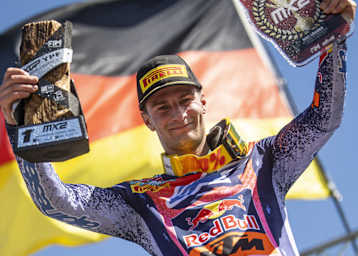 Simon Längenfelder feiert seinen Sieg in Argentinien