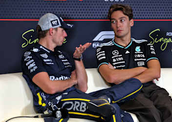 Max Verstappen und George Russell (hier in Singapur 2025)