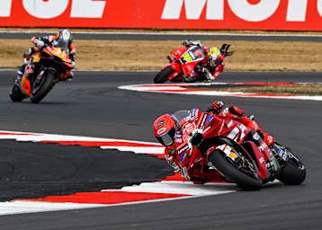 Gefahr naht: Marc Marquez wurde von Acosta und Mir geschnappt