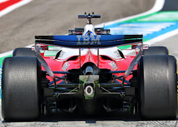 Der Ferrari mit Zusatzflügel hinter dem Auspuff