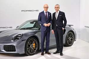 Dr. Michael Leiters und Dr. Jochen Breckner vor einem Porsche 911 Turbo S