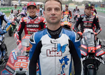 Sylvain Guintoli in der speziellen Lederkombi mit den MotoGP-Assen