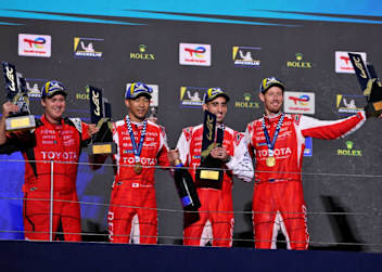 Jubel bei Toyota mit Ryo Hirakawa, Sebastien Buemi und Brendon Hartley