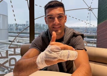 Jorge Navarro mit gebrochenem Finger