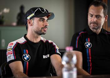 Miguel Oliveira (li.) mit BMW-Rennchef Sven Blusch