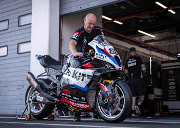 Die BMW M1000RR erhält für 2027 neue Reifen, Bremsen und ein neues Chassis