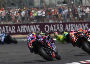Ein Sinnbild: Toprak Razgatlioglu fährt mit der Yamaha hinterher