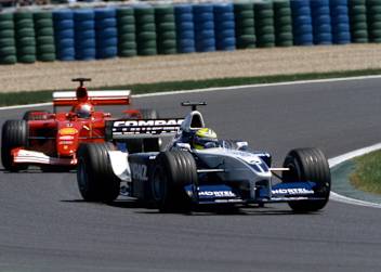 2001: Ralf Schumacher im Williams vor Michael Schumacher im Ferrari