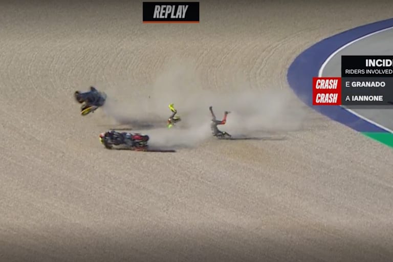 Der Crash von Andrea Iannone und Eric Granado