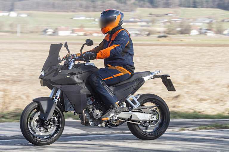 Ordentlicher Windschutz, semi-aktive Federung und Radar sind zu erkennen