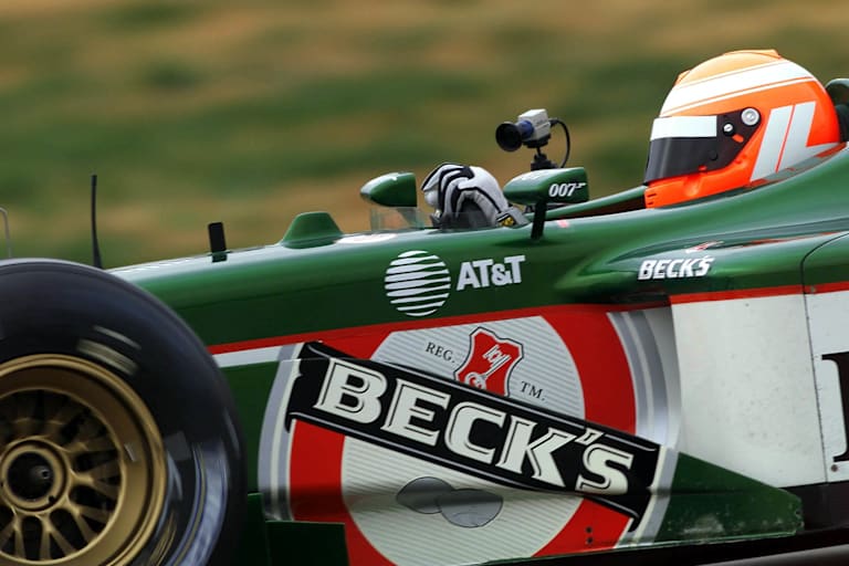 Niki Lauda mit seinem Jaguar in Valencia 2002