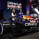 Max Verstappen freut sich über den neuen Red Bull Racing-Look