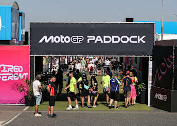 Der Zugang zum Fahrerlager der MotoGP ist begehrt