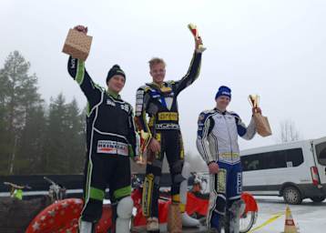 Podest: Arrtu Lehtonen, Meister Heikki Huusko und Max Koivula