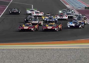 Beide Werks-Ferrari 499P ganz vorne kurz nach dem Start der WEC in Katar