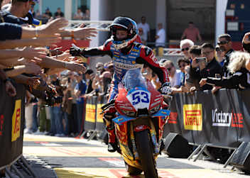 Valentin Debise gewann in Portimao beide Supersport-Rennen