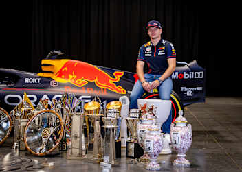Max Verstappen Ende 2023 mit einem Teil seiner Siegerpokale