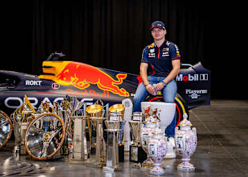 Max Verstappen Ende 2023 mit einem Teil seiner Siegerpokale