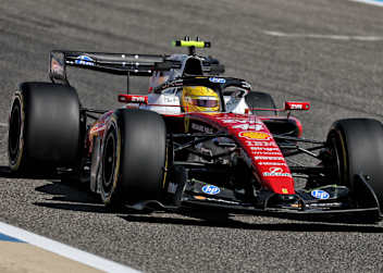 Hier ist er gerade, aber der Ferrari-Heckflügel ist drehbar