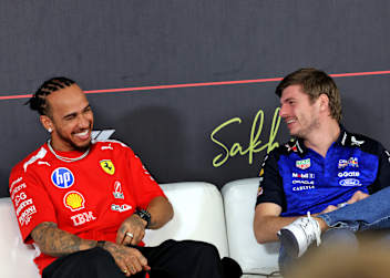 Hamilton und Verstappen bei der Pressekonferenz, heute beide auf der Bahn