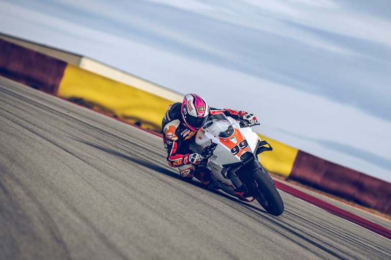 Der frühere Entwicklungsfahrer Jeremy McWilliams auf dem KTM-Supersportler