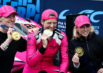 Sarah Bovy (Mitte) ist erfolgreiche Rennfahrerin