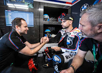 Miguel Oliveira (re.) mit BMW-Rennchef Sven Blusch