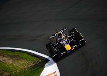 Max Verstappen in der überhöhten Zielkurve von Zandvoort