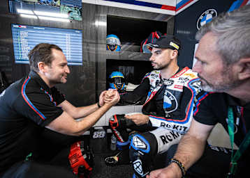 Miguel Oliveira (re.) mit BMW-Rennchef Sven Blusch