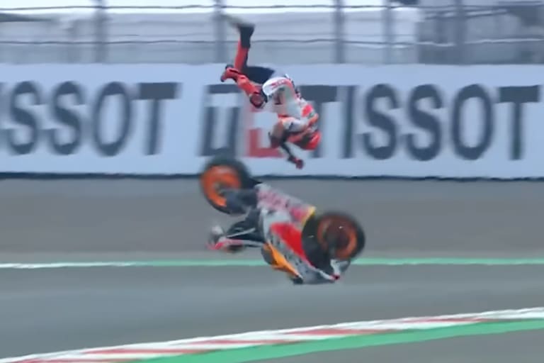 Marc Marquez bei seinem Crash im Warm-up in der Saison 2022