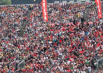Volle Tribünen am Sachsenring
