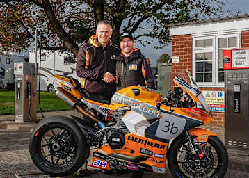 Alastair Seeley (re.) nach dem Vertragabschluss mit Binch Racing