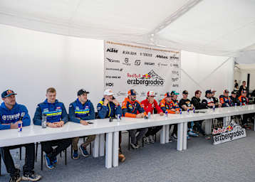 Die Topfahrer im Hard-Enduro stehen zusammen