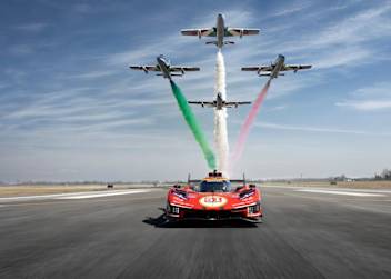 Der Ferrari 499P und vier MB-339 Pan