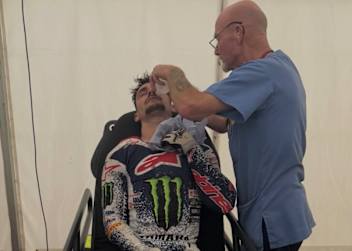 Tim Gajser in ärztlicher Behandlung