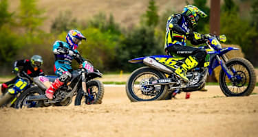 David Alonso hinter Altmeister Valentino Rossi