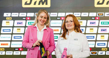 Anna Grubeck (BWT) und Claudia Wagner (DTM-Geschäftsführerin)