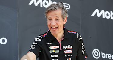 Nahm den Pokal für den Hersteller entgegen: Aprilia-Racing-CEO Rivola