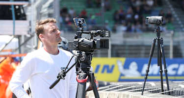 Chaz Davies studiert und betreut Moto2-Ass Senna Agius