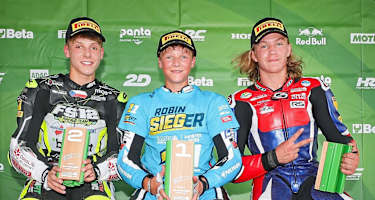 Moto 4 Champion Robin Siegert in der Mitte