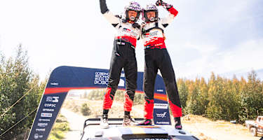 Freuen sich über zweiten Saisonsieg: Oliver Solberg und Elliott Edmondson
