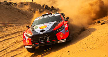 Hyundai-Pilot Adrien Fourmaux im saudi-arabischen Wüstensand 2025