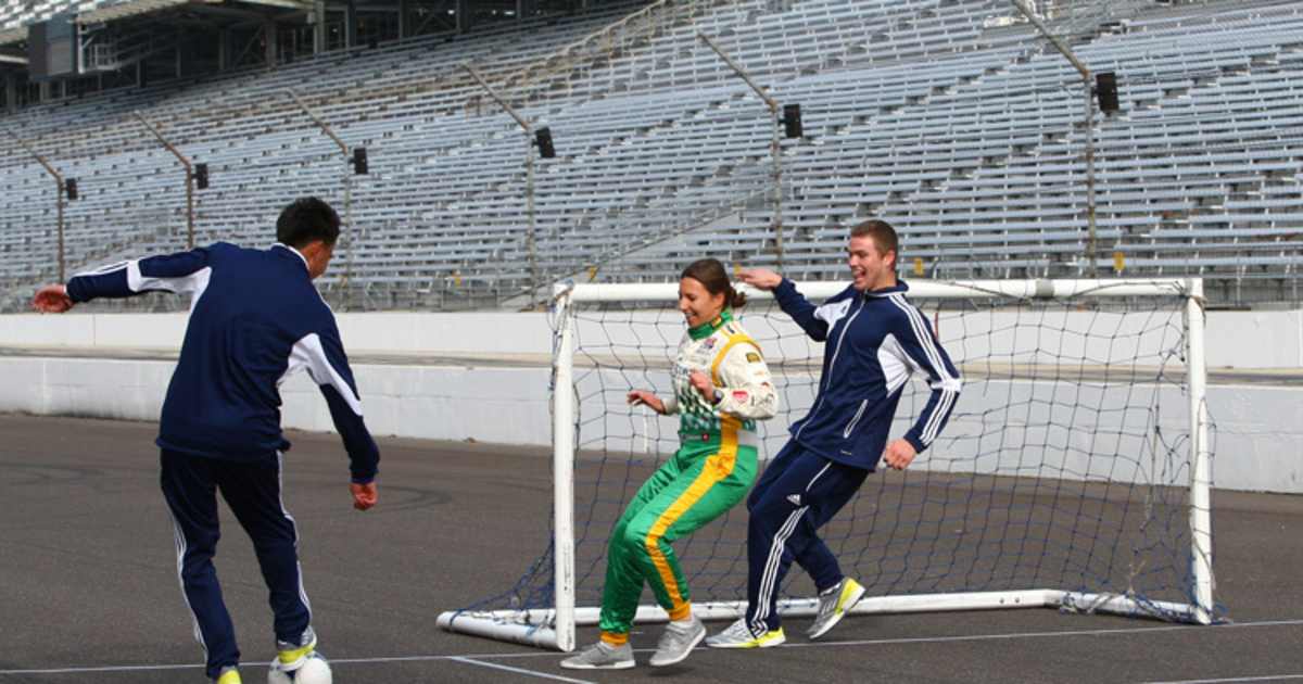 Simona De Silvestro kann’s auch am Ball - Formelsport - SPEEDWEEK.com