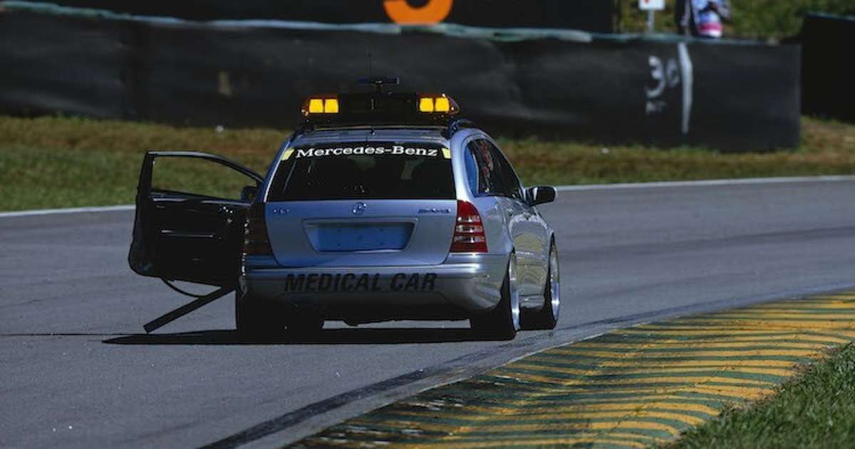 History Brasilien: Alex Ribeiro zerstört Medical-Car - Formel 1 ...