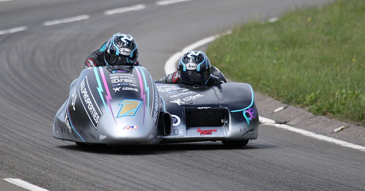 Sieg und Rundenrekord für Ryan und Callum Crowe - Road-Racing ...