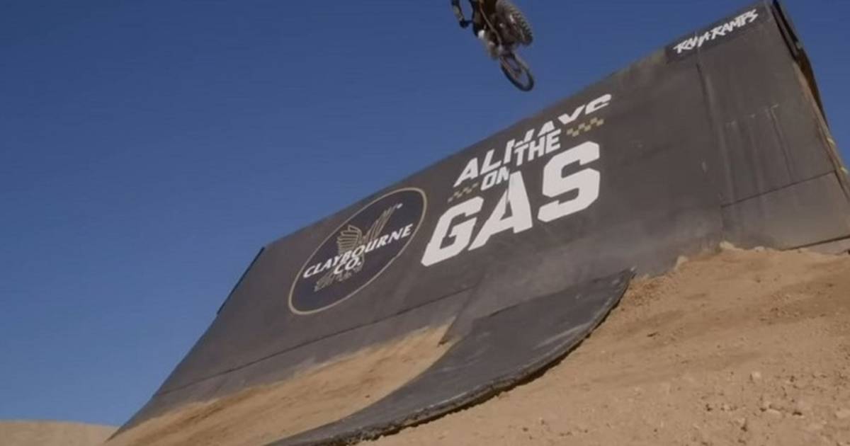 MX Freestyler Colby Raha überspringt Spine Ramp - Motocross - SPEEDWEEK.com