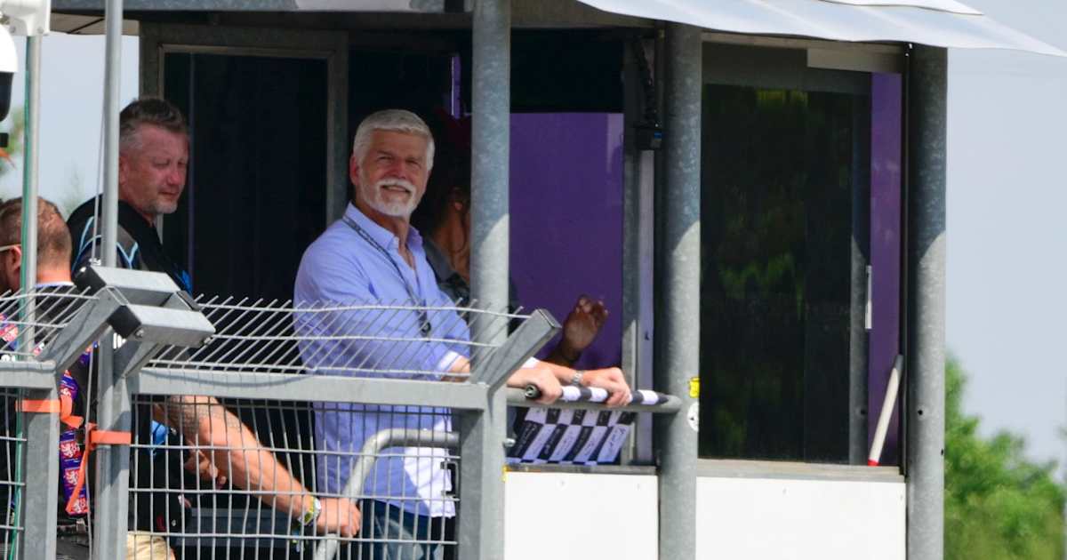 Pr-sident-mit-Herz-Petr-Pavel-schie-t-Superbike-Fotos-f-r-den-guten-Zweck